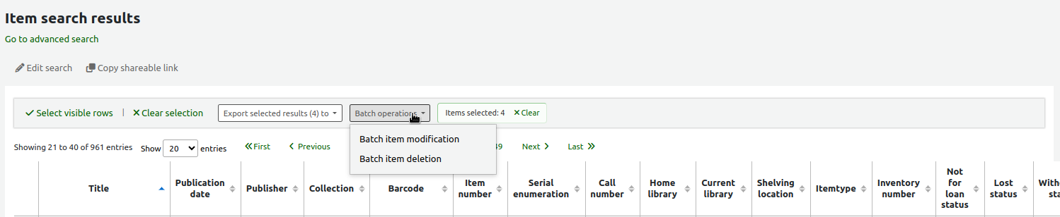 Oben auf der Ergebnisseite der Exemplarsuche befindet sich der Mauszeiger auf der Schaltfläche „Stapeloperationen“, die Optionen sind „Stapeländerung von Exemplaren“ und „Stapellöschung von Exemplaren“