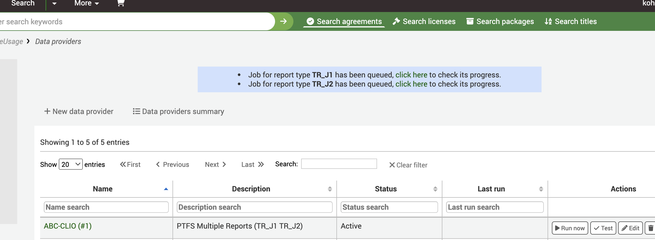 L'écran des Fournisseurs de données affiche les messages suivants 'Le travail pour le type de rapport TR_J1 a été mis en file d'attente, cliquez ici pour vérifier sa progression' et 'Le travail pour le type de rapport TR_J2 a été mis en file d'attente, cliquez ici pour vérifier sa progression'.