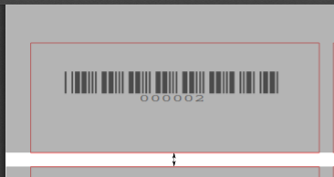 顯示條碼標籤的影像，雙箭頭表示行之間的間隙，從第一個標籤的底側指向列中第二個標籤的頂側